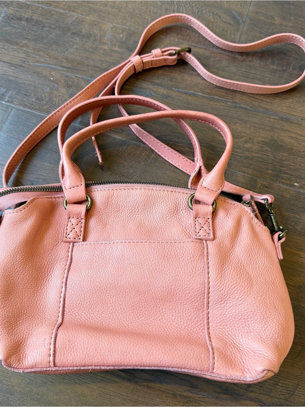 American Leather Co. Coral Pink Leather Shoulder Bag with Crossbody Strap - Picture 2 of 11